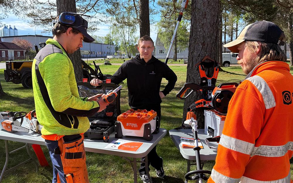 Besökare samtalar med Maskinparkens personal vid en maskin