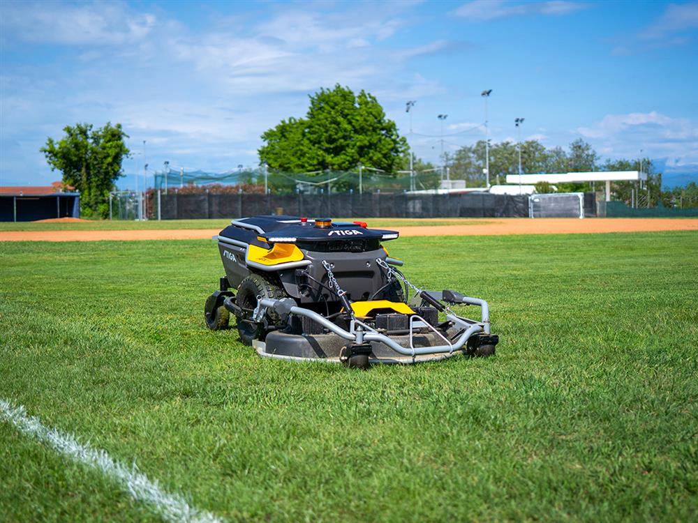 STIGA APX Pro klipper en fotbollsplan.